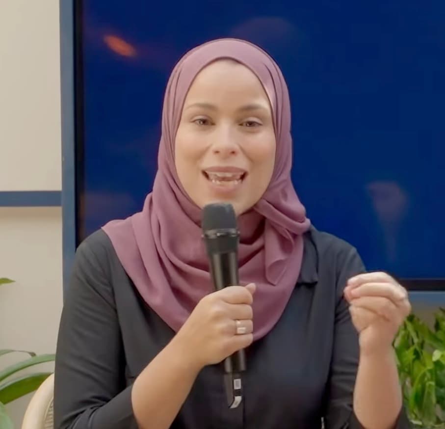 متحدثة تجيب عن سؤال خلال الجلسة الحوارية في Goals House حول الترابط بين الذكاء الاصطناعي والمياه والطاقة.